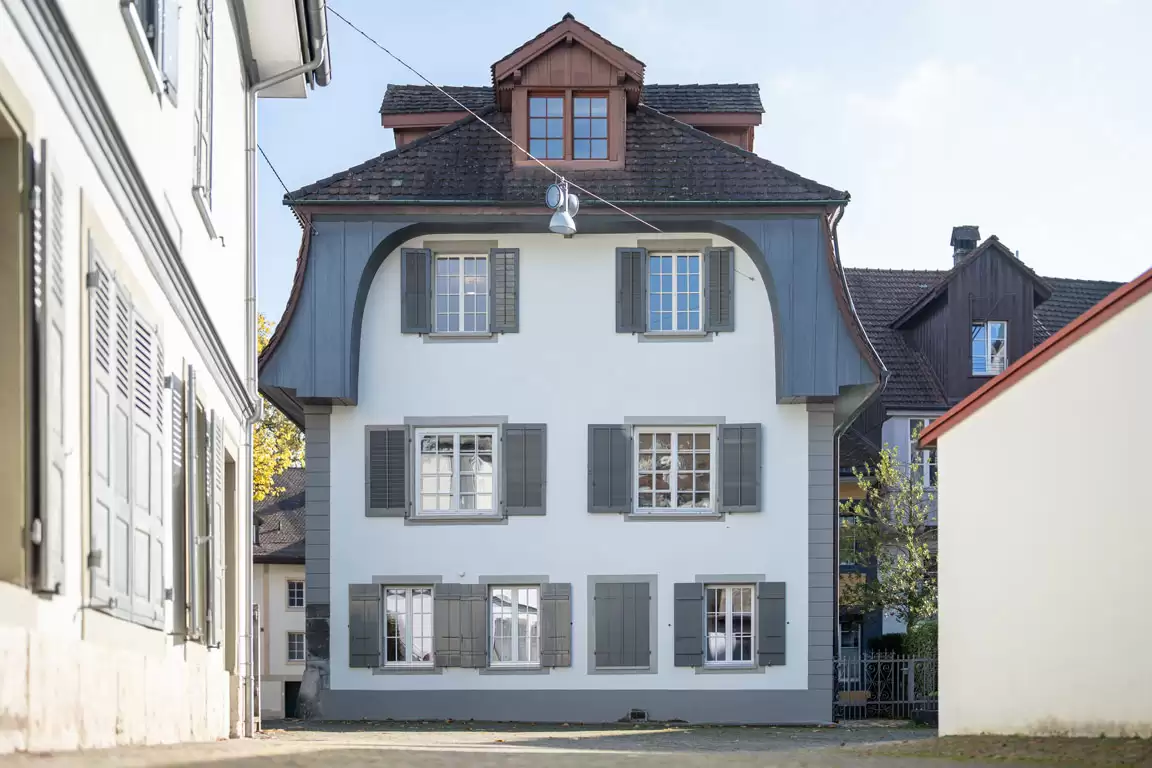 Das Gebäude an der Klösterligasse 3 in Zofingen, vollständig mit Dach und Fassade